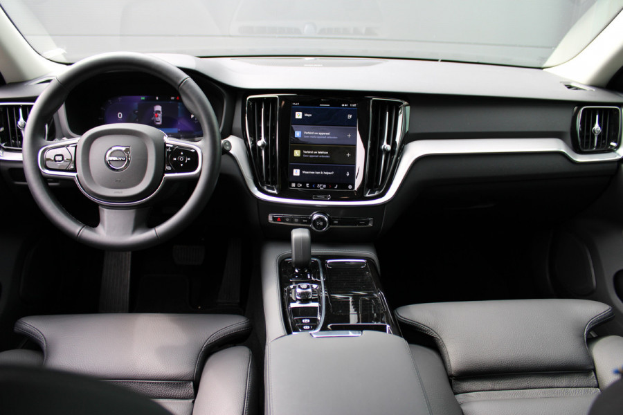 Volvo V60 2.0 T6 Plug-in hybrid AWD Plus Dark | Panoramadak | Trekhaak | H/K | 360 Camera Volvo V60 2.0 T6 Plug-in hybrid AWD Plus Dark | Panoramadak | Trekhaak | H/K | 360 Camera