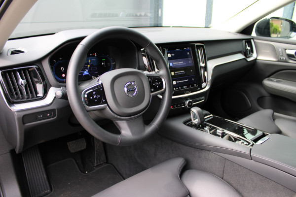 Volvo V60 2.0 T6 Plug-in hybrid AWD Plus Dark | Panoramadak | Trekhaak | H/K | 360 Camera Volvo V60 2.0 T6 Plug-in hybrid AWD Plus Dark | Panoramadak | Trekhaak | H/K | 360 Camera