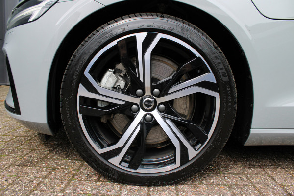 Volvo V60 2.0 T6 Plug-in hybrid AWD Plus Dark | Panoramadak | Trekhaak | H/K | 360 Camera Volvo V60 2.0 T6 Plug-in hybrid AWD Plus Dark | Panoramadak | Trekhaak | H/K | 360 Camera