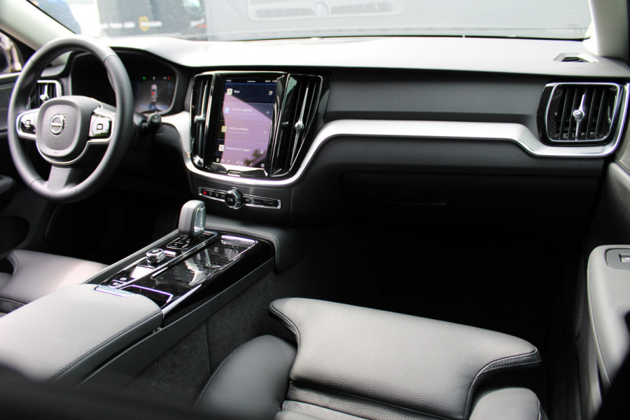 Volvo V60 2.0 T6 Plug-in hybrid AWD Plus Dark | Panoramadak | Trekhaak | H/K | 360 Camera Volvo V60 2.0 T6 Plug-in hybrid AWD Plus Dark | Panoramadak | Trekhaak | H/K | 360 Camera