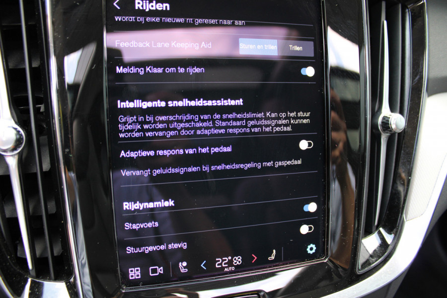 Volvo V60 2.0 T6 Plug-in hybrid AWD Plus Dark | Panoramadak | Trekhaak | H/K | 360 Camera Volvo V60 2.0 T6 Plug-in hybrid AWD Plus Dark | Panoramadak | Trekhaak | H/K | 360 Camera