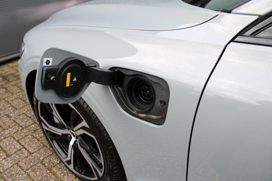 Volvo V60 2.0 T6 Plug-in hybrid AWD Plus Dark | Panoramadak | Trekhaak | H/K | 360 Camera Volvo V60 2.0 T6 Plug-in hybrid AWD Plus Dark | Panoramadak | Trekhaak | H/K | 360 Camera