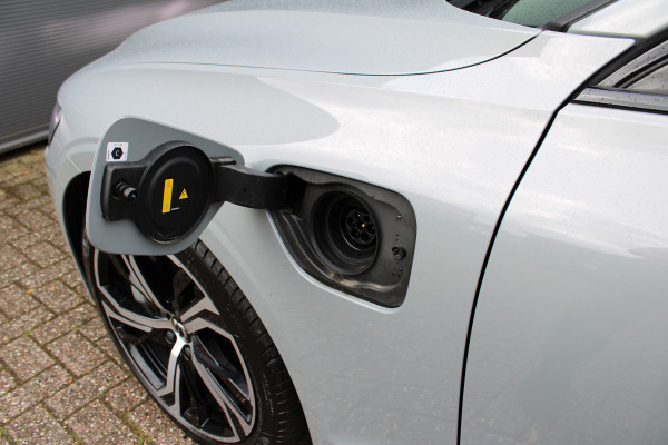 Volvo V60 2.0 T6 Plug-in hybrid AWD Plus Dark | Panoramadak | Trekhaak | H/K | 360 Camera Volvo V60 2.0 T6 Plug-in hybrid AWD Plus Dark | Panoramadak | Trekhaak | H/K | 360 Camera