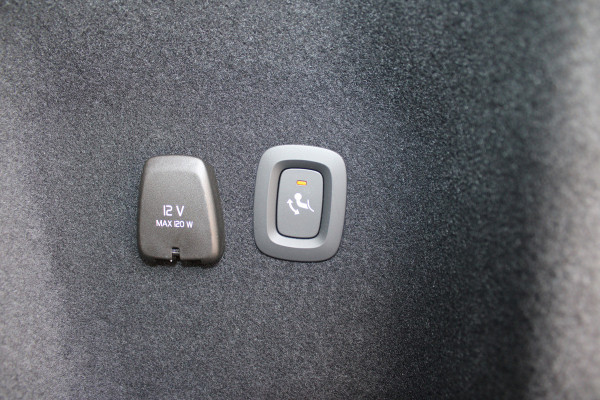 Volvo V60 2.0 T6 Plug-in hybrid AWD Plus Dark | Panoramadak | Trekhaak | H/K | 360 Camera Volvo V60 2.0 T6 Plug-in hybrid AWD Plus Dark | Panoramadak | Trekhaak | H/K | 360 Camera