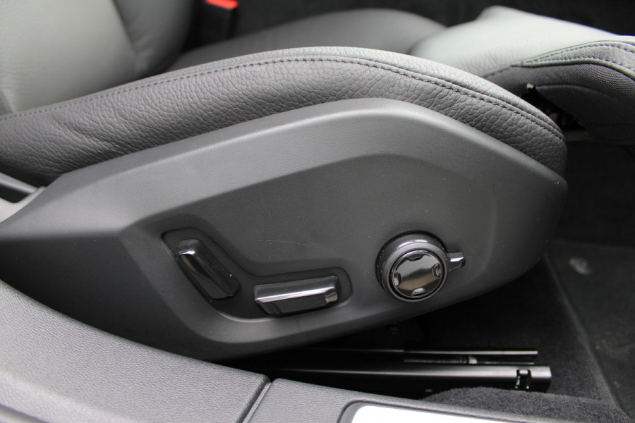 Volvo V60 2.0 T6 Plug-in hybrid AWD Plus Dark | Panoramadak | Trekhaak | H/K | 360 Camera Volvo V60 2.0 T6 Plug-in hybrid AWD Plus Dark | Panoramadak | Trekhaak | H/K | 360 Camera