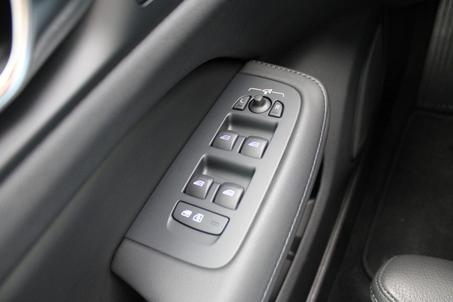 Volvo V60 2.0 T6 Plug-in hybrid AWD Plus Dark | Panoramadak | Trekhaak | H/K | 360 Camera Volvo V60 2.0 T6 Plug-in hybrid AWD Plus Dark | Panoramadak | Trekhaak | H/K | 360 Camera