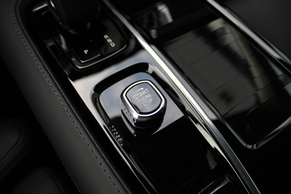 Volvo V60 2.0 T6 Plug-in hybrid AWD Plus Dark | Panoramadak | Trekhaak | H/K | 360 Camera Volvo V60 2.0 T6 Plug-in hybrid AWD Plus Dark | Panoramadak | Trekhaak | H/K | 360 Camera