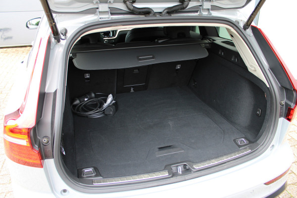Volvo V60 2.0 T6 Plug-in hybrid AWD Plus Dark | Panoramadak | Trekhaak | H/K | 360 Camera Volvo V60 2.0 T6 Plug-in hybrid AWD Plus Dark | Panoramadak | Trekhaak | H/K | 360 Camera
