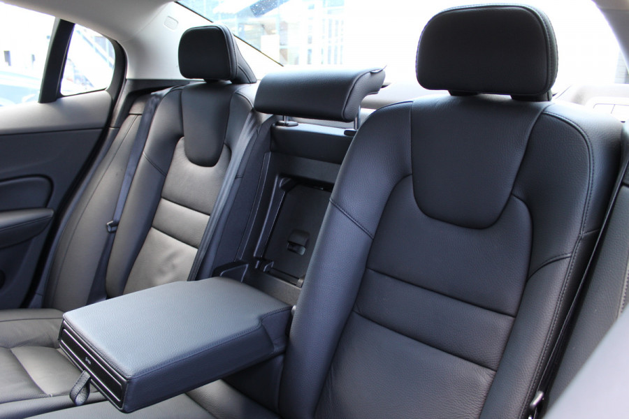 Volvo S60 2.0 Recharge T8 AWD Ultimate Dark | Schuif/Kantel dak | Head-up | H/K | BLIS | Leder | Pilot Assist