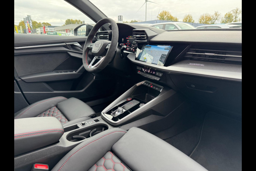 Audi A3 Sportback 2.5 TFSI RS 3 quattro 400PK Panorama B&O Leder Audi A3 Sportback 2.5 TFSI RS 3 quattro 400PK Panorama B&O Leder