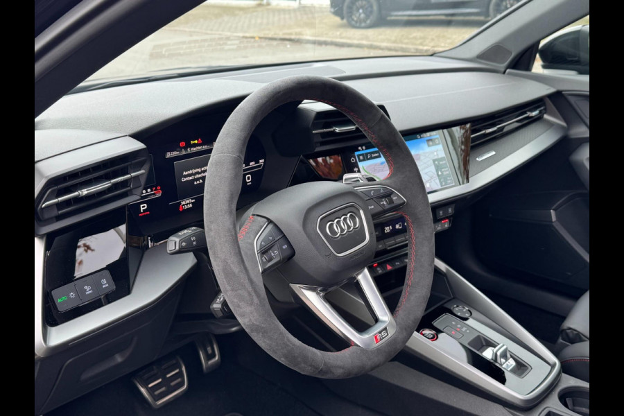 Audi A3 Sportback 2.5 TFSI RS 3 quattro 400PK Panorama B&O Leder Audi A3 Sportback 2.5 TFSI RS 3 quattro 400PK Panorama B&O Leder