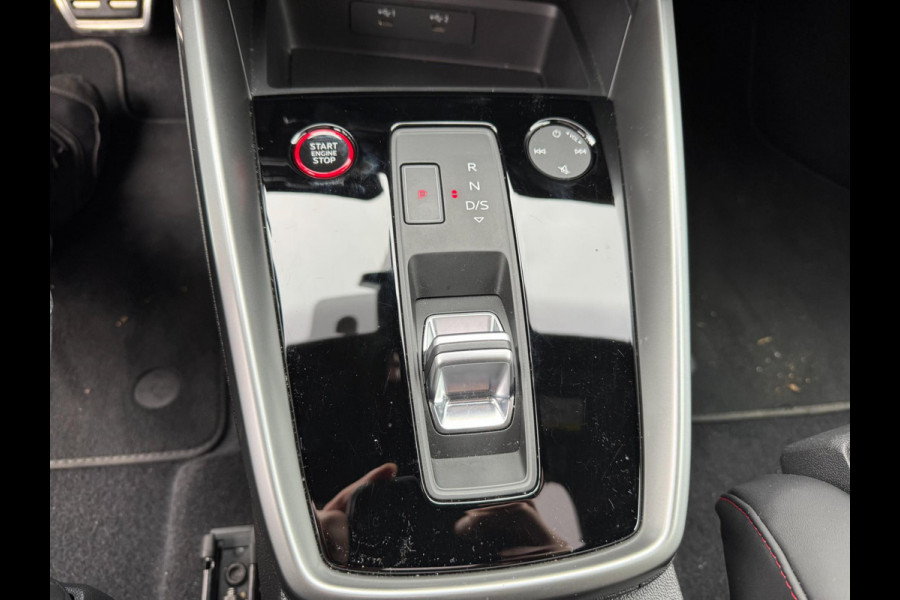 Audi A3 Sportback 2.5 TFSI RS 3 quattro 400PK Panorama B&O Leder Audi A3 Sportback 2.5 TFSI RS 3 quattro 400PK Panorama B&O Leder