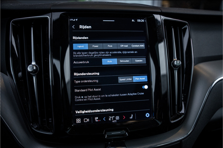 Volvo XC60 2.0 T6 Plug-in hybrid AWD Ultimate Bright - Panorama | H&K | Memory | Pilot Assist | Keyless Volvo XC60 2.0 T6 Plug-in hybrid AWD Ultimate Bright - Panorama | H&K | Memory | Pilot Assist | Keyless