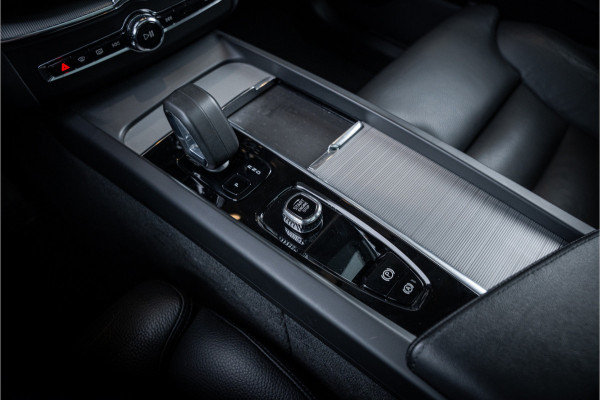 Volvo XC60 2.0 T6 Plug-in hybrid AWD Ultimate Bright - Panorama | H&K | Memory | Pilot Assist | Keyless Volvo XC60 2.0 T6 Plug-in hybrid AWD Ultimate Bright - Panorama | H&K | Memory | Pilot Assist | Keyless