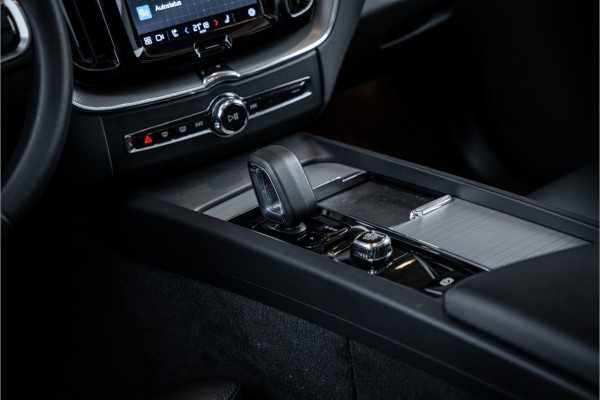 Volvo XC60 2.0 T6 Plug-in hybrid AWD Ultimate Bright - Panorama | H&K | Memory | Pilot Assist | Keyless Volvo XC60 2.0 T6 Plug-in hybrid AWD Ultimate Bright - Panorama | H&K | Memory | Pilot Assist | Keyless