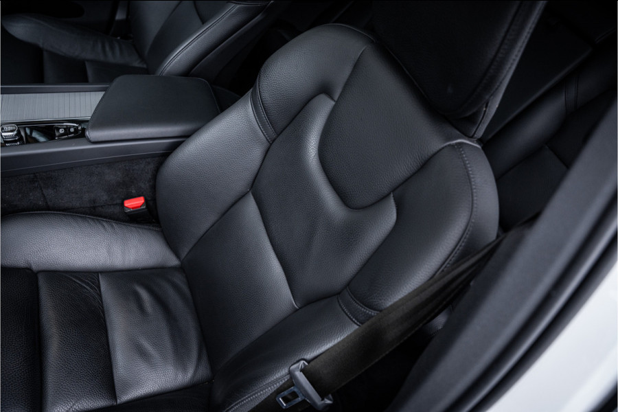 Volvo XC60 2.0 T6 Plug-in hybrid AWD Ultimate Bright - Panorama | H&K | Memory | Pilot Assist | Keyless Volvo XC60 2.0 T6 Plug-in hybrid AWD Ultimate Bright - Panorama | H&K | Memory | Pilot Assist | Keyless