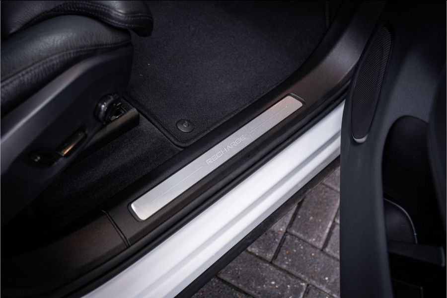 Volvo XC60 2.0 T6 Plug-in hybrid AWD Ultimate Bright - Panorama | H&K | Memory | Pilot Assist | Keyless Volvo XC60 2.0 T6 Plug-in hybrid AWD Ultimate Bright - Panorama | H&K | Memory | Pilot Assist | Keyless