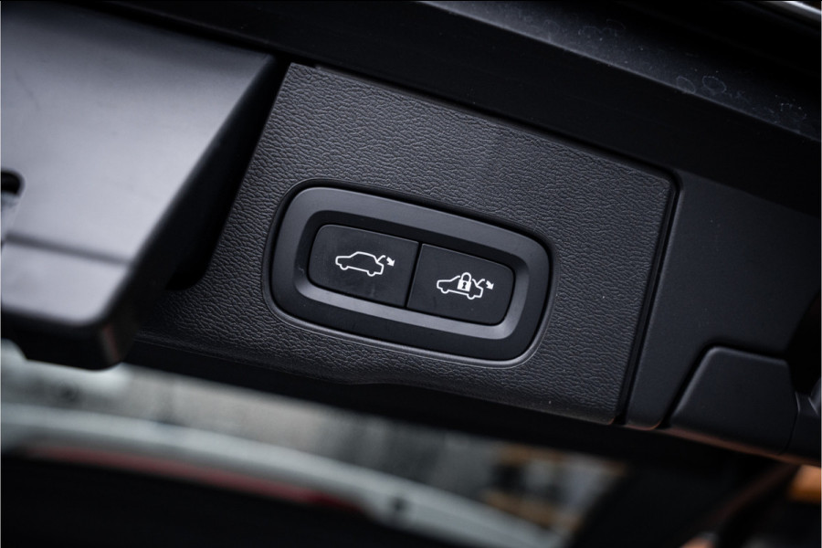 Volvo XC60 2.0 T6 Plug-in hybrid AWD Ultimate Bright - Panorama | H&K | Memory | Pilot Assist | Keyless Volvo XC60 2.0 T6 Plug-in hybrid AWD Ultimate Bright - Panorama | H&K | Memory | Pilot Assist | Keyless