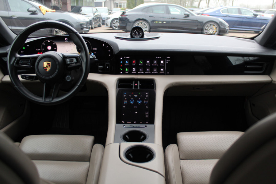 Porsche Taycan Cross Turismo 4 93 kWh / Panoramadak / 360Camera / Luchtvering / 20'' / Bose / Stoelverwarming 4x / Sportchrono / Cruise Control / Warmtepomp Porsche Taycan Cross Turismo 4 93 kWh / Panoramadak / 360Camera / Luchtvering / 20'' / Bose / Stoelverwarming 4x / Sportchrono / Cruise Control / Warmtepomp