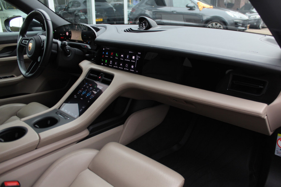 Porsche Taycan Cross Turismo 4 93 kWh / Panoramadak / 360Camera / Luchtvering / 20'' / Bose / Stoelverwarming 4x / Sportchrono / Cruise Control / Warmtepomp Porsche Taycan Cross Turismo 4 93 kWh / Panoramadak / 360Camera / Luchtvering / 20'' / Bose / Stoelverwarming 4x / Sportchrono / Cruise Control / Warmtepomp