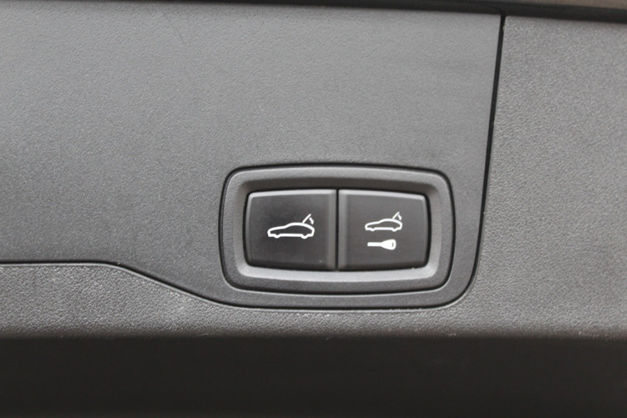 Porsche Taycan Cross Turismo 4 93 kWh / Panoramadak / 360Camera / Luchtvering / 20'' / Bose / Stoelverwarming 4x / Sportchrono / Cruise Control / Warmtepomp Porsche Taycan Cross Turismo 4 93 kWh / Panoramadak / 360Camera / Luchtvering / 20'' / Bose / Stoelverwarming 4x / Sportchrono / Cruise Control / Warmtepomp