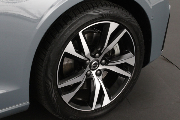 Volvo V60 2.0 B3 Plus Dark > Standkachel/Pano.schuif/Trekhaak/360 camera/Harman Kardon