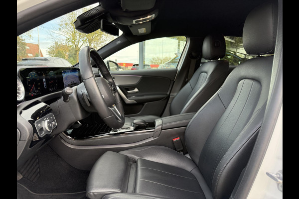 Mercedes-Benz A-Klasse 180 Luxury Line Aut. | Navi | Camera | Trekhaak Mercedes-Benz A-Klasse 180 Luxury Line Aut. | Navi | Camera | Trekhaak