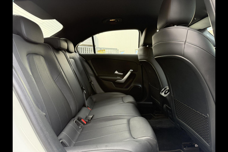 Mercedes-Benz A-Klasse 180 Luxury Line Aut. | Navi | Camera | Trekhaak Mercedes-Benz A-Klasse 180 Luxury Line Aut. | Navi | Camera | Trekhaak