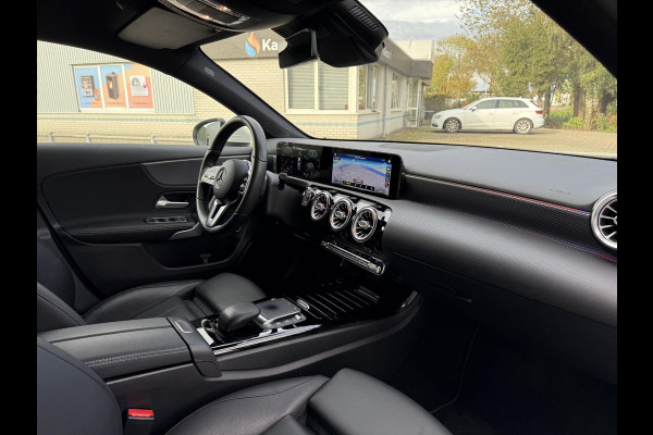 Mercedes-Benz A-Klasse 180 Luxury Line Aut. | Navi | Camera | Trekhaak Mercedes-Benz A-Klasse 180 Luxury Line Aut. | Navi | Camera | Trekhaak
