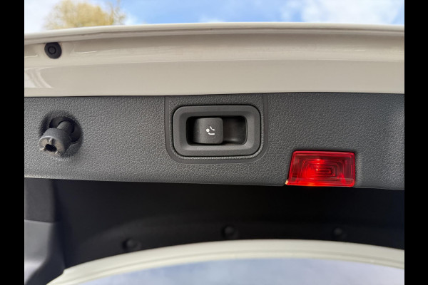 Mercedes-Benz A-Klasse 180 Luxury Line Aut. | Navi | Camera | Trekhaak Mercedes-Benz A-Klasse 180 Luxury Line Aut. | Navi | Camera | Trekhaak