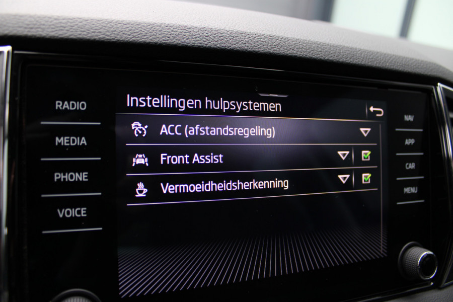 Škoda Karoq 1.5 TSI ACT Business Edition Plus | Trekhaak | Winterpack | Camera | Navigatie | Adaptive cruise control Škoda Karoq 1.5 TSI ACT Business Edition Plus | Trekhaak | Winterpack | Camera | Navigatie | Adaptive cruise control