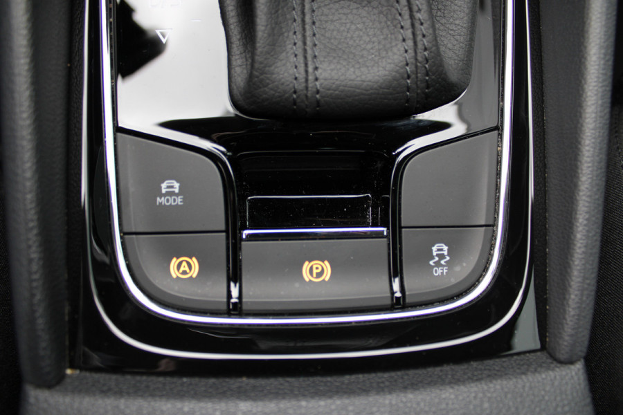 Škoda Karoq 1.5 TSI ACT Business Edition Plus | Trekhaak | Winterpack | Camera | Navigatie | Adaptive cruise control Škoda Karoq 1.5 TSI ACT Business Edition Plus | Trekhaak | Winterpack | Camera | Navigatie | Adaptive cruise control