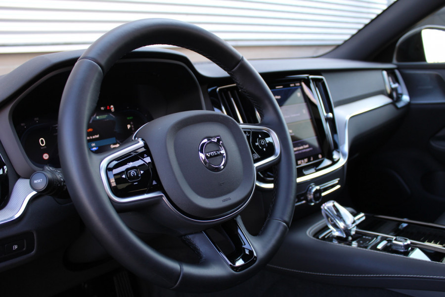 Volvo V60 2.0 T6 Plug-in hybrid AWD Plus Dark | Panoramadak | Trekhaak | BLIS | H/K | 360 Camera Volvo V60 2.0 T6 Plug-in hybrid AWD Plus Dark | Panoramadak | Trekhaak | BLIS | H/K | 360 Camera