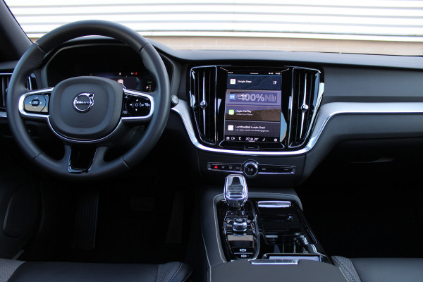 Volvo V60 2.0 T6 Plug-in hybrid AWD Plus Dark | Panoramadak | Trekhaak | BLIS | H/K | 360 Camera Volvo V60 2.0 T6 Plug-in hybrid AWD Plus Dark | Panoramadak | Trekhaak | BLIS | H/K | 360 Camera