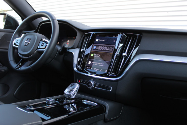 Volvo V60 2.0 T6 Plug-in hybrid AWD Plus Dark | Panoramadak | Trekhaak | BLIS | H/K | 360 Camera Volvo V60 2.0 T6 Plug-in hybrid AWD Plus Dark | Panoramadak | Trekhaak | BLIS | H/K | 360 Camera