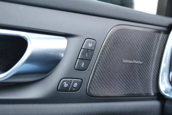 Volvo V60 2.0 T6 Plug-in hybrid AWD Plus Dark | Panoramadak | Trekhaak | BLIS | H/K | 360 Camera Volvo V60 2.0 T6 Plug-in hybrid AWD Plus Dark | Panoramadak | Trekhaak | BLIS | H/K | 360 Camera