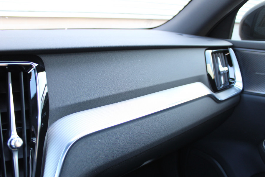 Volvo V60 2.0 T6 Plug-in hybrid AWD Plus Dark | Panoramadak | Trekhaak | BLIS | H/K | 360 Camera Volvo V60 2.0 T6 Plug-in hybrid AWD Plus Dark | Panoramadak | Trekhaak | BLIS | H/K | 360 Camera