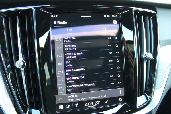 Volvo V60 2.0 T6 Plug-in hybrid AWD Plus Dark | Panoramadak | Trekhaak | BLIS | H/K | 360 Camera Volvo V60 2.0 T6 Plug-in hybrid AWD Plus Dark | Panoramadak | Trekhaak | BLIS | H/K | 360 Camera