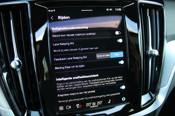 Volvo V60 2.0 T6 Plug-in hybrid AWD Plus Dark | Panoramadak | Trekhaak | BLIS | H/K | 360 Camera Volvo V60 2.0 T6 Plug-in hybrid AWD Plus Dark | Panoramadak | Trekhaak | BLIS | H/K | 360 Camera