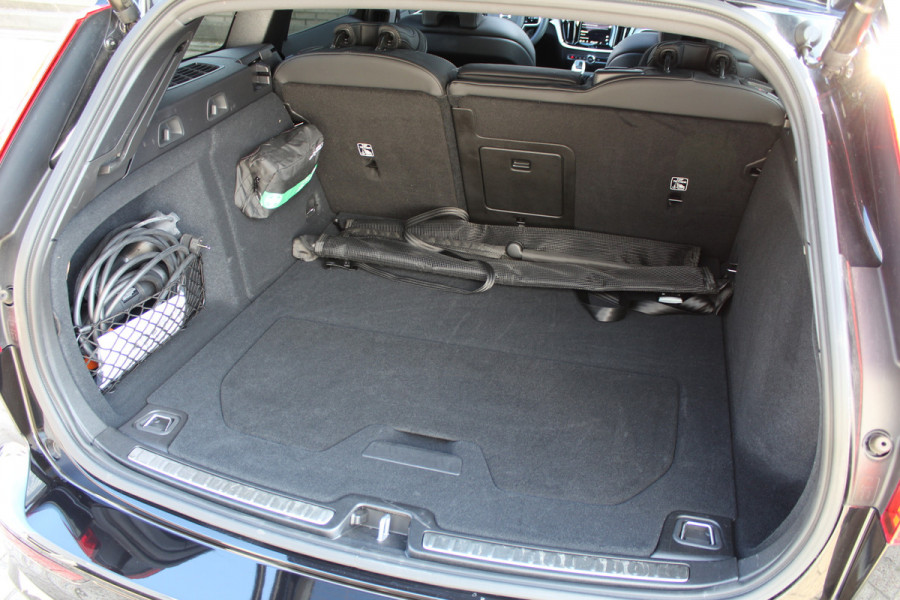 Volvo V60 2.0 T6 Plug-in hybrid AWD Plus Dark | Panoramadak | Trekhaak | BLIS | H/K | 360 Camera Volvo V60 2.0 T6 Plug-in hybrid AWD Plus Dark | Panoramadak | Trekhaak | BLIS | H/K | 360 Camera