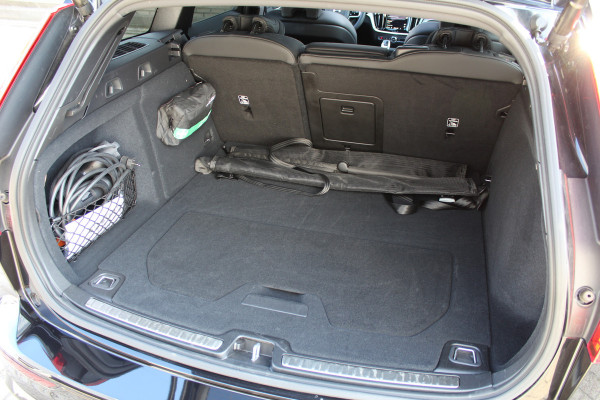 Volvo V60 2.0 T6 Plug-in hybrid AWD Plus Dark | Panoramadak | Trekhaak | BLIS | H/K | 360 Camera Volvo V60 2.0 T6 Plug-in hybrid AWD Plus Dark | Panoramadak | Trekhaak | BLIS | H/K | 360 Camera