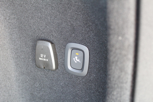 Volvo V60 2.0 T6 Plug-in hybrid AWD Plus Dark | Panoramadak | Trekhaak | BLIS | H/K | 360 Camera Volvo V60 2.0 T6 Plug-in hybrid AWD Plus Dark | Panoramadak | Trekhaak | BLIS | H/K | 360 Camera