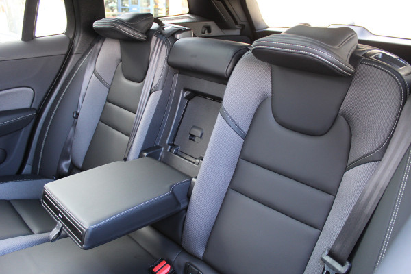 Volvo V60 2.0 T6 Plug-in hybrid AWD Plus Dark | Panoramadak | Trekhaak | BLIS | H/K | 360 Camera Volvo V60 2.0 T6 Plug-in hybrid AWD Plus Dark | Panoramadak | Trekhaak | BLIS | H/K | 360 Camera