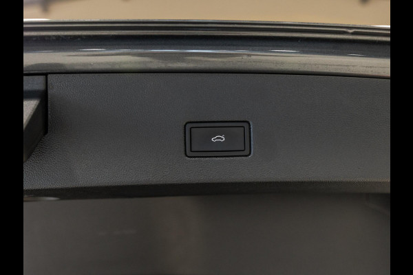 Volkswagen T-Roc 1.5 TSI R-Line Business / 150pk / Panorama dak / Beats / Stoel en stuurverwarming / Volkswagen T-Roc 1.5 TSI R-Line Business / 150pk / Panorama dak / Beats / Stoel en stuurverwarming /