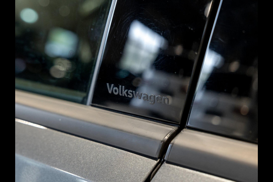 Volkswagen T-Roc 1.5 TSI R-Line Business / 150pk / Panorama dak / Beats / Stoel en stuurverwarming / Volkswagen T-Roc 1.5 TSI R-Line Business / 150pk / Panorama dak / Beats / Stoel en stuurverwarming /