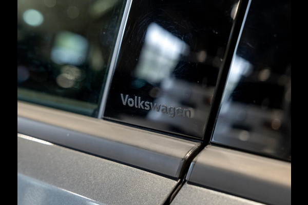 Volkswagen T-Roc 1.5 TSI R-Line Business / 150pk / Panorama dak / Beats / Stoel en stuurverwarming / Volkswagen T-Roc 1.5 TSI R-Line Business / 150pk / Panorama dak / Beats / Stoel en stuurverwarming /