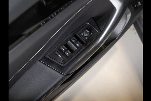 Volkswagen T-Roc 1.5 TSI R-Line Business / 150pk / Panorama dak / Beats / Stoel en stuurverwarming / Volkswagen T-Roc 1.5 TSI R-Line Business / 150pk / Panorama dak / Beats / Stoel en stuurverwarming /