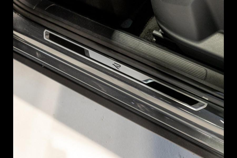 Volkswagen T-Roc 1.5 TSI R-Line Business / 150pk / Panorama dak / Beats / Stoel en stuurverwarming / Volkswagen T-Roc 1.5 TSI R-Line Business / 150pk / Panorama dak / Beats / Stoel en stuurverwarming /