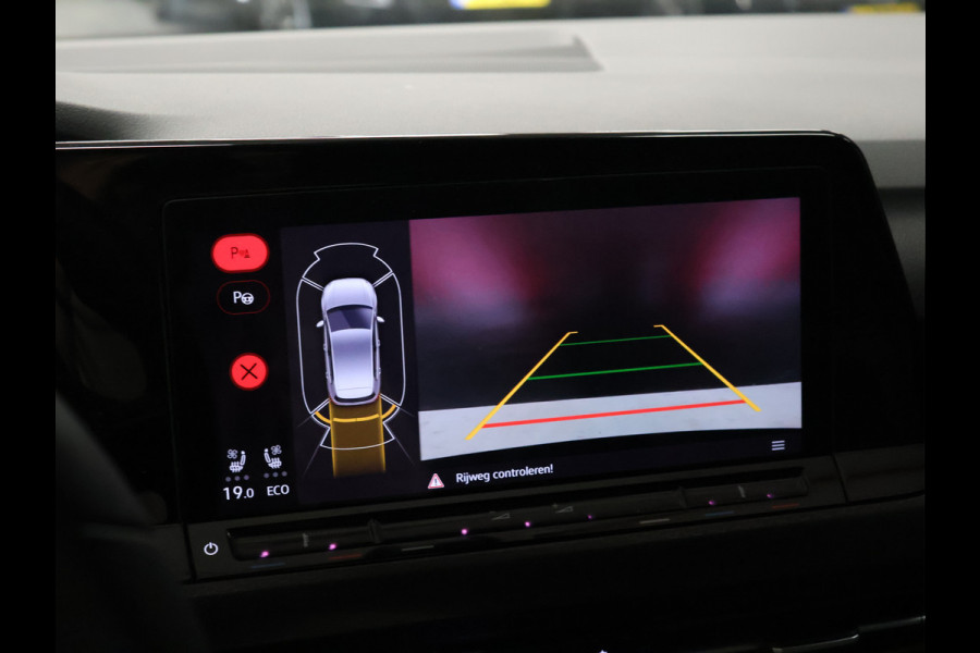 Volkswagen Golf 1.4 eHybrid GTE [MEMORY SEATS, SPORT INTERIEUR, KANTELDAK, APPLE CARPLAY, ANDROID, ADAPTIVE CRUISE, CAMERA, VOL LEDER, STOELVERKOELING, STOELVERWARMING, PDC V+A, NIEUWSTAAT]