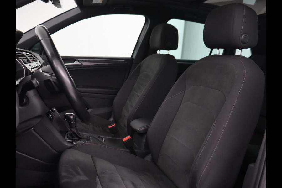 Volkswagen Tiguan 1.5 TSI R Line | Panoramadak | Trekhaak | Stoelverwarming | Camera | Adaptive cruise | Virtual Cockpit | 19'' | Carplay | Park Assist | Navigatie | Full LED Volkswagen Tiguan 1.5 TSI R Line | Panoramadak | Trekhaak | Stoelverwarming | Camera | Adaptive cruise | Virtual Cockpit | 19'' | Carplay | Park Assist | Navigatie | Full LED